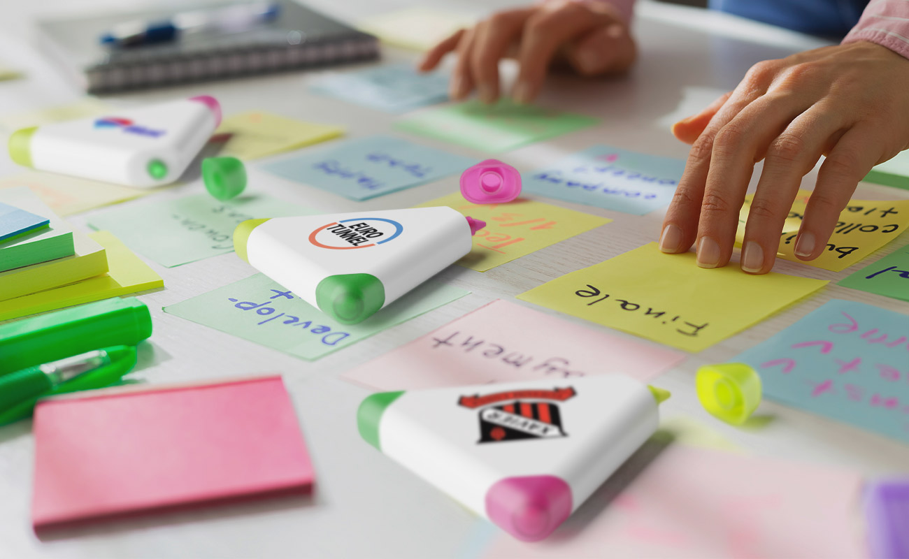 Triple - Pennor med logotyp gallery thumbnail